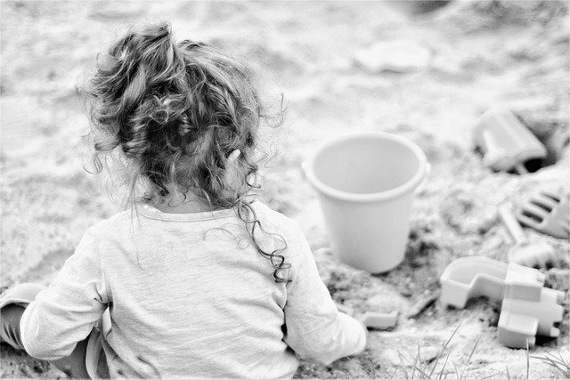 Pro nejmenší děti je nejvhodnější kyblíček, lopatka a spousta písku na hraní.jpg